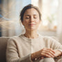 Femme détendue en séance d'hypnothérapie pour la gestion du stress et de l'anxiété à Tourbes
